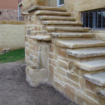 Escalera con fuente y leñera en Abejar