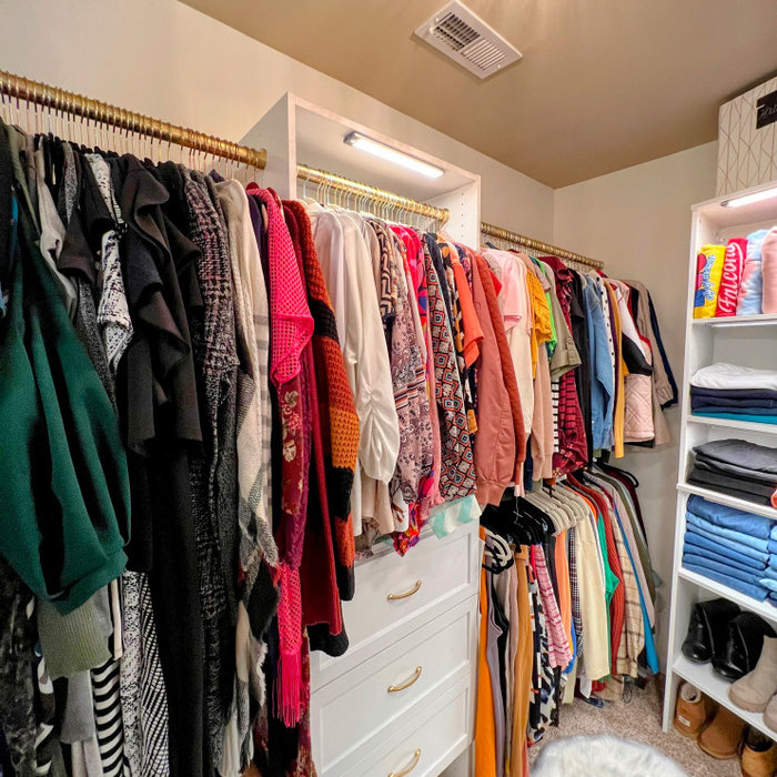 An image of a well-organized custom closet completed by Calming Home by Venus