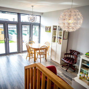 コークのコンテンポラリースタイルのLDKの画像 (グレーの壁、無垢フローリング)