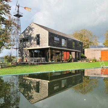 Holzhaus im amerikanischen Stil mit Holzvertäfelung