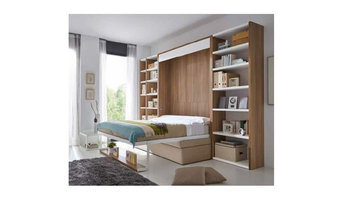 Salón con cama abatible de matrimonio y sofá.