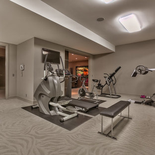オマハの巨大なコンテンポラリースタイルのおしゃれなホームジムの写真