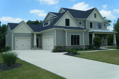 Mid-sized country exterior home idea in Columbus