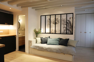 Idées déco pour une petite salle de séjour classique ouverte avec un mur blanc, parquet clair, poutres apparentes et du papier peint.