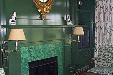 Diseño de salón para visitas clásico con paredes verdes, todas las chimeneas, marco de chimenea de baldosas y/o azulejos y televisor independiente