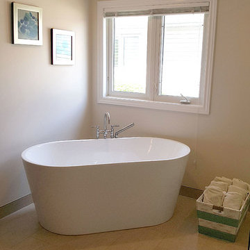 Freestanding oval tub