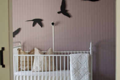 トラディショナルスタイルのおしゃれな赤ちゃん部屋の写真