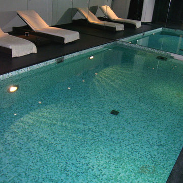 Piscina interna con mosaico
