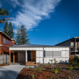 Inspiration for a contemporary one-storey grey house exterior in Newcastle - Maitland with a hip roof and a metal roof.