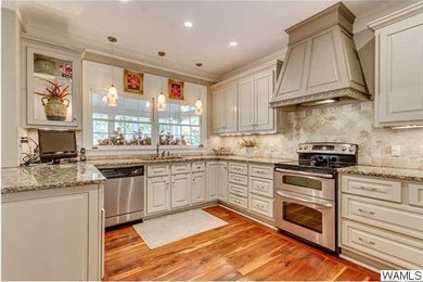 Kitchen - traditional kitchen idea in Orange County