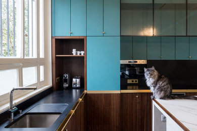 Cette image montre une cuisine design.