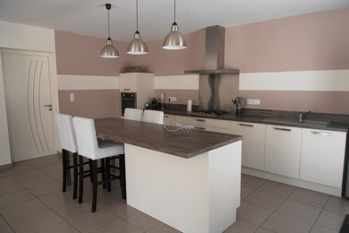 Photo of a mid-sized contemporary galley eat-in kitchen in Toulouse with with island.