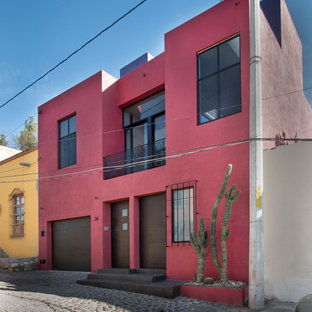 他の地域のモダンスタイルのおしゃれな二階建ての家 (漆喰サイディング、赤い外壁、陸屋根) の写真