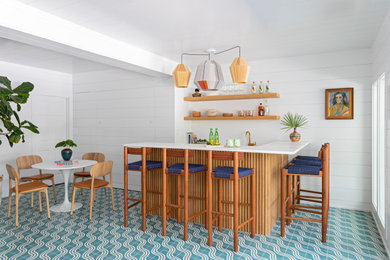 Inspiration för en maritim vita l-formad vitt hemmabar, med blått golv