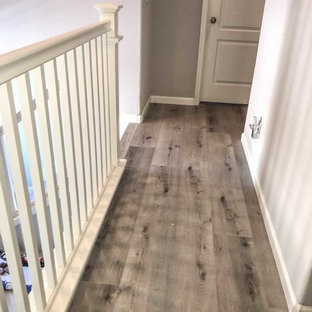 Foto på en stor vintage hall, med grå väggar, vinylgolv och grått golv