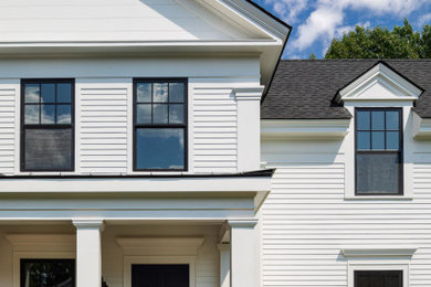 Landhaus Haus mit weißer Fassadenfarbe, Satteldach, grauem Dach und Verschalung in Boston