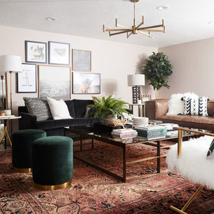 Inspiration för moderna separata vardagsrum, med ett finrum, rosa väggar, ljust trägolv och brunt golv