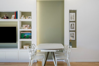 Idee per una piccola sala da pranzo aperta verso il soggiorno minimalista con pareti verdi e parquet chiaro