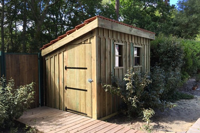 ボルドーにある小さなラスティックスタイルのおしゃれな物置小屋・庭小屋の写真