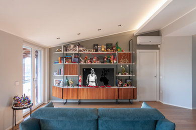 Immagine di un grande soggiorno moderno con pareti grigie e parquet chiaro