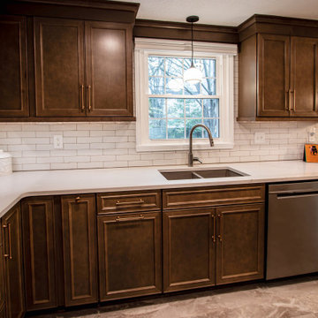 Maple Stained Shaker Kitchen Cabinets with Peninsula Bar