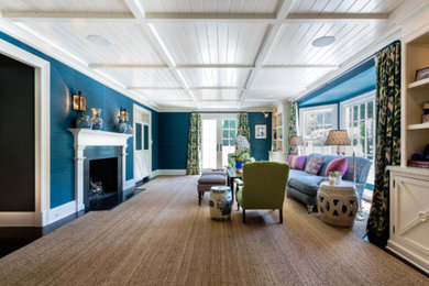 Источник вдохновения для домашнего уюта: парадная, открытая гостиная комната среднего размера в классическом стиле с синими стенами, темным паркетным полом, стандартным камином, фасадом камина из плитки и коричневым полом