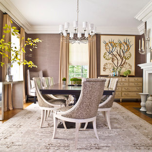 Große Klassische Wohnküche mit brauner Wandfarbe, braunem Holzboden, Kamin, Kaminsims aus Holz und braunem Boden in Dallas