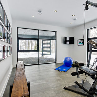 モントリオールのコンテンポラリースタイルのおしゃれな多目的ジム (白い壁、グレーの床) の写真