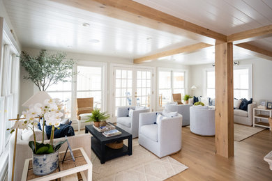 Foto de salón costero con suelo de madera clara y machihembrado