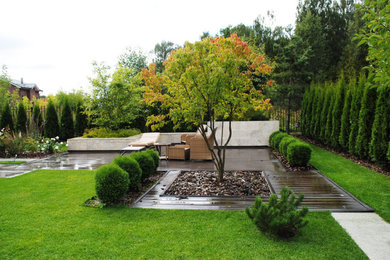 Пример оригинального дизайна: осенний участок и сад на внутреннем дворе в современном стиле
