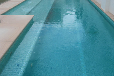 Cette photo montre une piscine tendance.