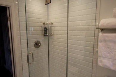 This is an example of a modern bathroom in Dallas with porcelain tile.