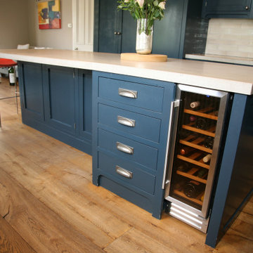 Approved Used Kitchen, Large In Frame Shaker with Bar
