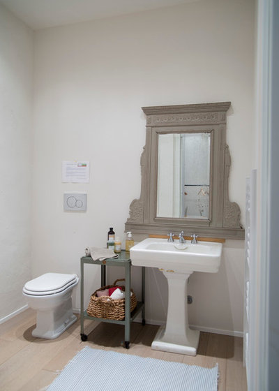 Классический Ванная комната by société de rénovation et exploitation SREL