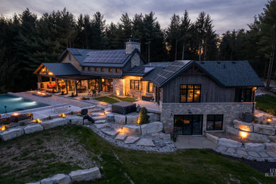 Example of a mountain style exterior home design in Toronto