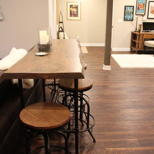 ミルウォーキーの大きいラスティックスタイルのおしゃれな地下室 (全地下、ベージュの壁、クッションフロア、吊り下げ式暖炉、茶色い床) の写真