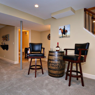 Modelo de sótano tradicional, sin chimenea, con paredes amarillas y moqueta