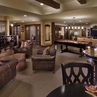 Imagen de sótano con puerta mediterráneo, sin chimenea, con paredes beige y moqueta