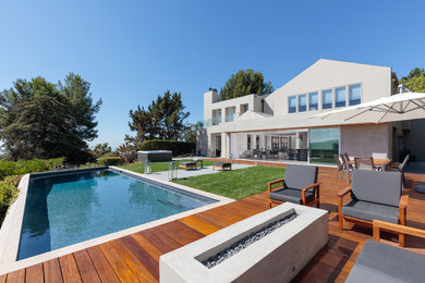 This is an example of a contemporary landscaping in Los Angeles.