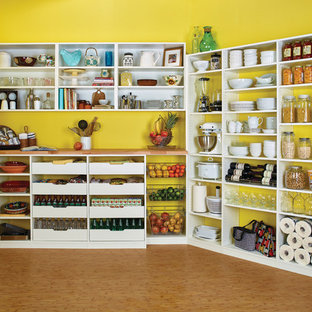 Inspiration pour une grande arrière-cuisine rustique en U avec un placard sans porte, des portes de placard blanches, une crédence jaune et un sol en bois clair.