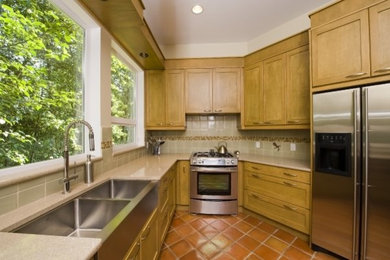 Kitchen - contemporary kitchen idea in Ottawa