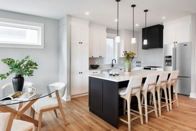 Example of a trendy kitchen design in Toronto