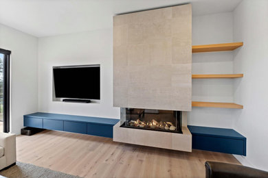 Foto de salón abierto minimalista pequeño con paredes grises, suelo de madera clara, chimeneas suspendidas, pared multimedia y suelo beige