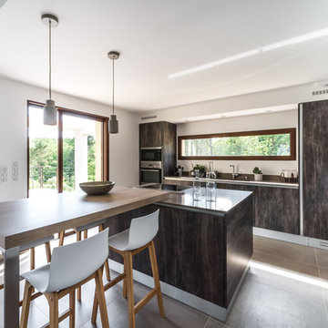 Cuisine lumineuse dans une villa paisible