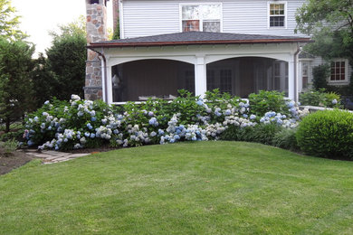 Inspiration for a mid-sized traditional garden in New York.
