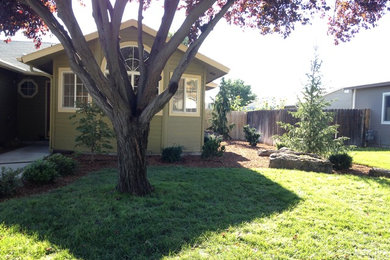 Design ideas for a mid-sized contemporary partial sun front yard mulch landscaping in Boise.