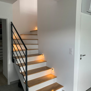 Maison à étage moderne en mix toit tuile et toit terrasse.
