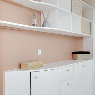 Imagen de dormitorio escandinavo, pequeño, con paredes rosas, suelo de madera clara y suelo beige