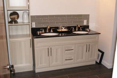 Example of a transitional bathroom design in Toronto