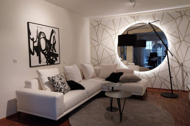 Diseño de salón cerrado contemporáneo pequeño sin chimenea con paredes beige, suelo de madera oscura, televisor colgado en la pared, suelo marrón, papel pintado y papel pintado